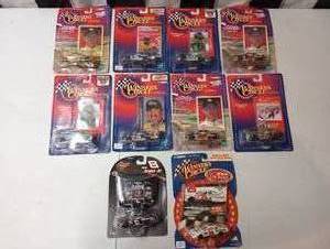 lot 909 image: Assorted Winners Circle 164th Scale Die Cast Cars