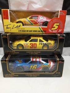 lot 922 image: Racing Champion 124th Scale Die Cast Cars