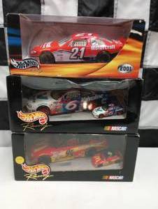 lot 932 image: Hot Wheels 124th Scale Die Cast Cars
