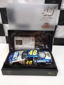lot 1024 image: Owners Elite Jimmie Johnson #48 Lowes 124th Scale Die Cast Car