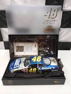 lot 1025 image: Owners Elite Jimmie Johnson #48 Lowes 124th Scale Die Cast Car