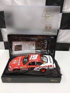 lot 1028 image: Owners Elite Elliot Sadler #19 Dodge Dealers124th Scale Die Cast Car