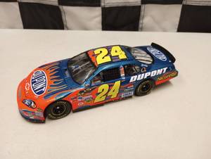 lot 1029 image: Owners Elite  Jeff Gordon #24 DuPont 124th Scale Die Cast Car