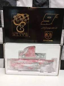 lot 1039 image: Owners Elite Kasey Kahne #9 Dodge Dealers Hauler 164th Scale Die Cast Bank
