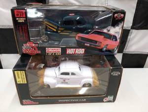 lot 1095 image: (2) Racing Champions 124th Scale Cars Texaco & Hot Rod
