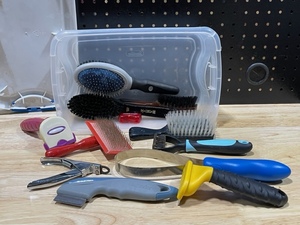 lot 11 image: Dog Grooming Tools