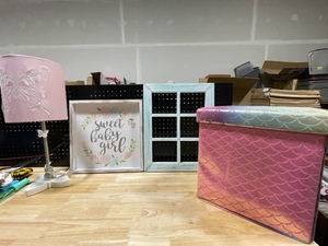 lot 15 image: Girls Room Decor