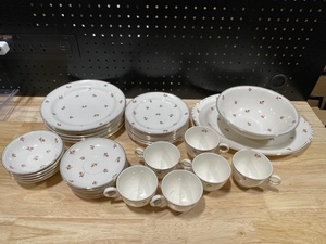 lot 22 image: Dishware Set