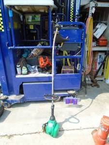 Weed Eater gas trimmer. Used condition. Tested & works. As shown.