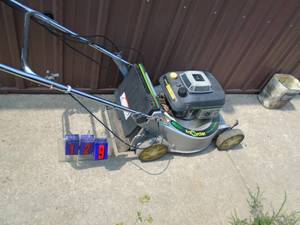 John Deere 5 speed self propelled. Electric start only. Needs battery & charger. Fires on ether. Wont stay running. As shown.