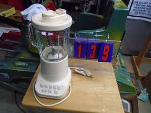 Kitchen Aid glass jar blender. Used condition. Tested & works. As shown.