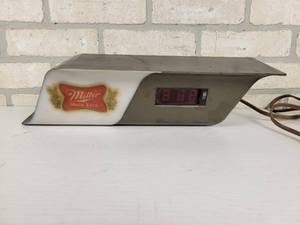 lot 273 image: Miller High Life Beer Light  Clock