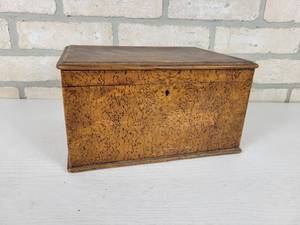 lot 281 image: Beautiful Vintage Wood Box with Lock (No Key)