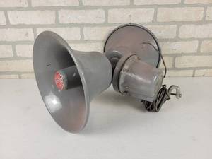 lot 289 image: Vintage Atlas Sound PA Horn Speaker Assembly - Model No. APT-34T