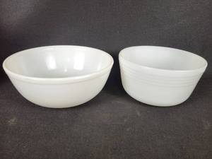 lot 316 image: Large PYREX Mixing Bowl and Unmarked Milk Glass Mixing Bowl
