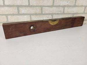 lot 338 image: Antique Pre-Civil War DM Lyon & Co 26 Wood & Brass Level