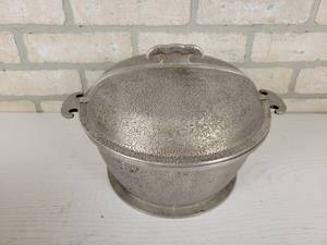 lot 361 image: Vintage 10 GUARDIAN SERVICE Aluminum Pot with Lid