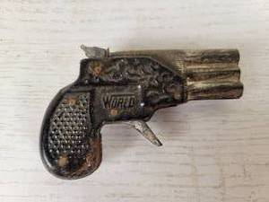 lot 378 image: Vintage Tin World Derringer Roll Cap Gun - Made in Japan