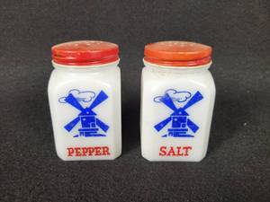 lot 380 image: Pair of Vintage Milk glass Salt & Pepper Shakers