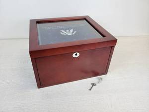 lot 476 image: Beautiful Franklin Mint Kennedy US Half Dollar Case (Empty) - Holds from 1964 to 2014