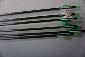 lot 13 image: 6 - Easton Carbon Storm Arrows