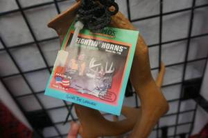 lot 98 image: Primos Model 710 Fighting Horns White Tail Buck Ratting Horns