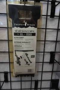 lot 128 image: Trophy Ridge 6 Shooter Real Tree Camo Bow Quiver