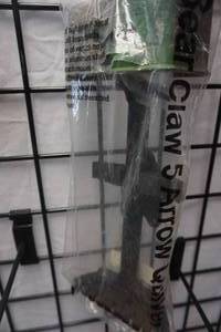 lot 136 image: Alpine Archery Bear Claw 5 Arrow Quiver With 5 Arrow Quiver Foam