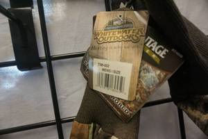 lot 144 image: White Water Outdoors Mens One Size Light Weight Deluxe Advantage Timber Camo Gloves