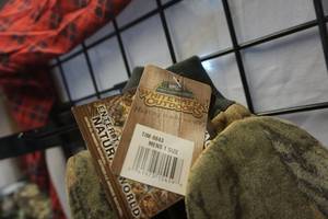 lot 146 image: White Water Outdoors Mens One Size Advantage Timber Camo Thinsulate Open Fingers Shooting Gloves