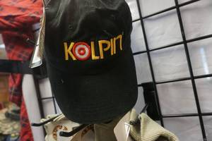 lot 149 image: 3 Pairs White Water Outdoors Mens One Size Thinsulate Gloves With Koplin Baseball Cap