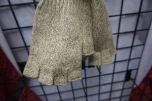 lot 160 image: White Water Outdoors Advantage Timber Camo Mens One Size Wool Open Finger Shooting Gloves