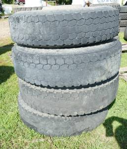 lot 22 image: 4 BOTO 11R22.5 truck tires and rims for recap