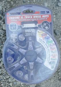 lot 53 image: 20pc set M14 1.50 Chrome lug nuts