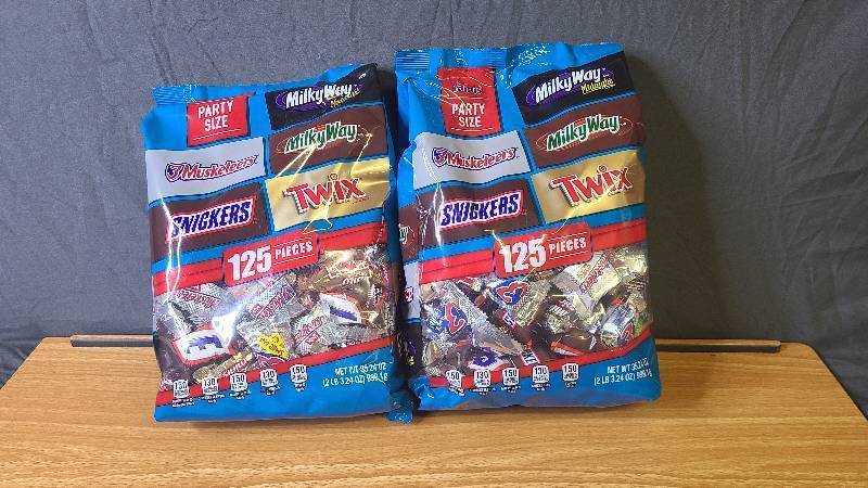 lot 338 image: 2 Bags of Candy Bars usually $10 or more each