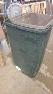 lot 26 image: 2x Rubbermaid trash cans BR