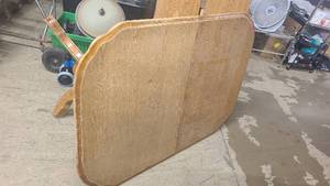 lot 1 image: Sturdy Dining room table with spring loaded leafs
