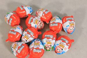 lot 170 image: 12ct Kinder Joy Egg Candy