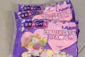 lot 173 image: 3ct Brachs Large Conversation Hearts Candy