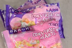 lot 174 image: 3ct Brachs Conversation Hearts Large and Tiny
