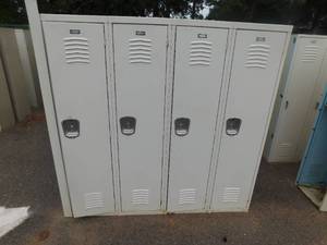 lot 11 image: (4) Lockers