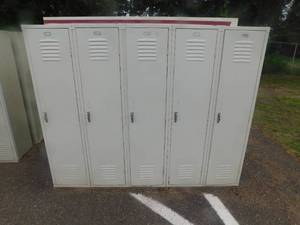 lot 19 image: (4) Lockers