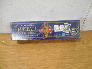 lot 191 image: 1992 Donruss Baseball Factory Sealed Set