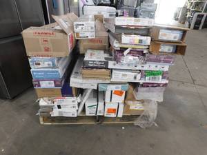 lot 50 image: WHOLESALE PALLET LOT OF FLOORING ITEMS