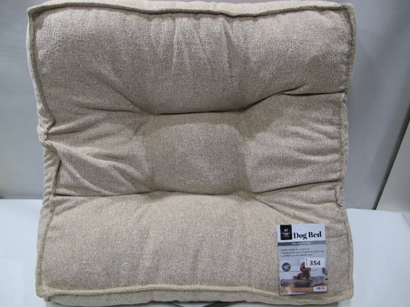 lot 622 image: Members Mark Tufted Pet Bed, 27.5 x 27.5 - Light Beige