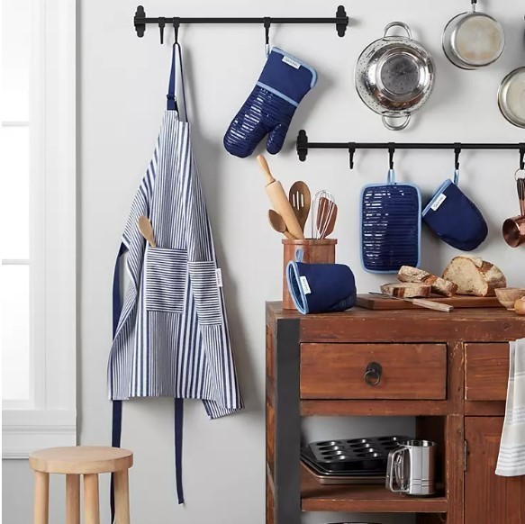 lot 470 image: NEW Sur La Table 5-Pc. Kitchen Textile Set - Apron, Oven Mitt, Potholder, Mini Mitt - NAVY