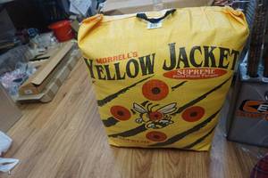 lot 58 image: Morrell Yellow Jacket Supreme Field Point Archery Target