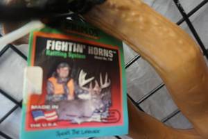 lot 106 image: Primos Model 710 Fighting Horns White Tail Buck Ratting Horns