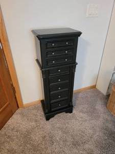 lot 43 image: Contemporary Jewelry Chest of Drawers