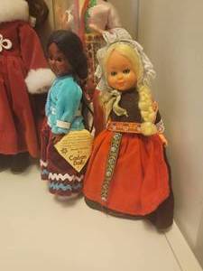 lot 141 image: World Cultures Doll Collection